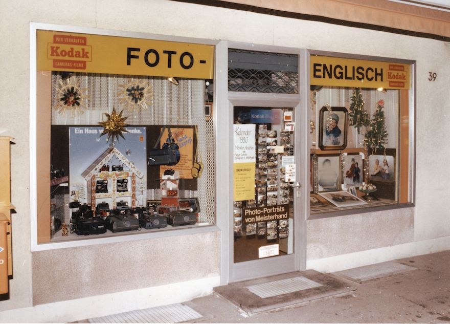 Schaufenster von Foto Englisch in der Römerstraße 39, 1992